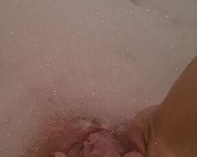 Eva 32 aus NRW reibt sich in der Wanne die Fotze