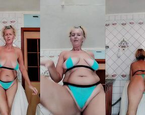 A Favorite Sea-colored Swimsuit Decorates Your Body with Your Own Hands.