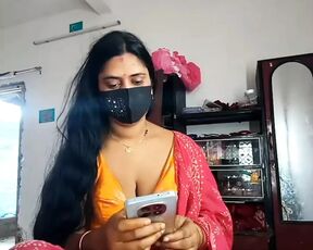 Indian Desi Beautiful Bhabi First Appearance on Cam