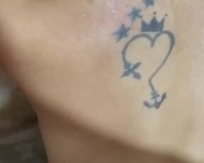 Eu fodo minha meiairmã magrinha enquanto ela toma banho para ir para a escola +18