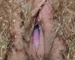 Natural hairy pussy pissing with menstrual cup inside ???? Close up